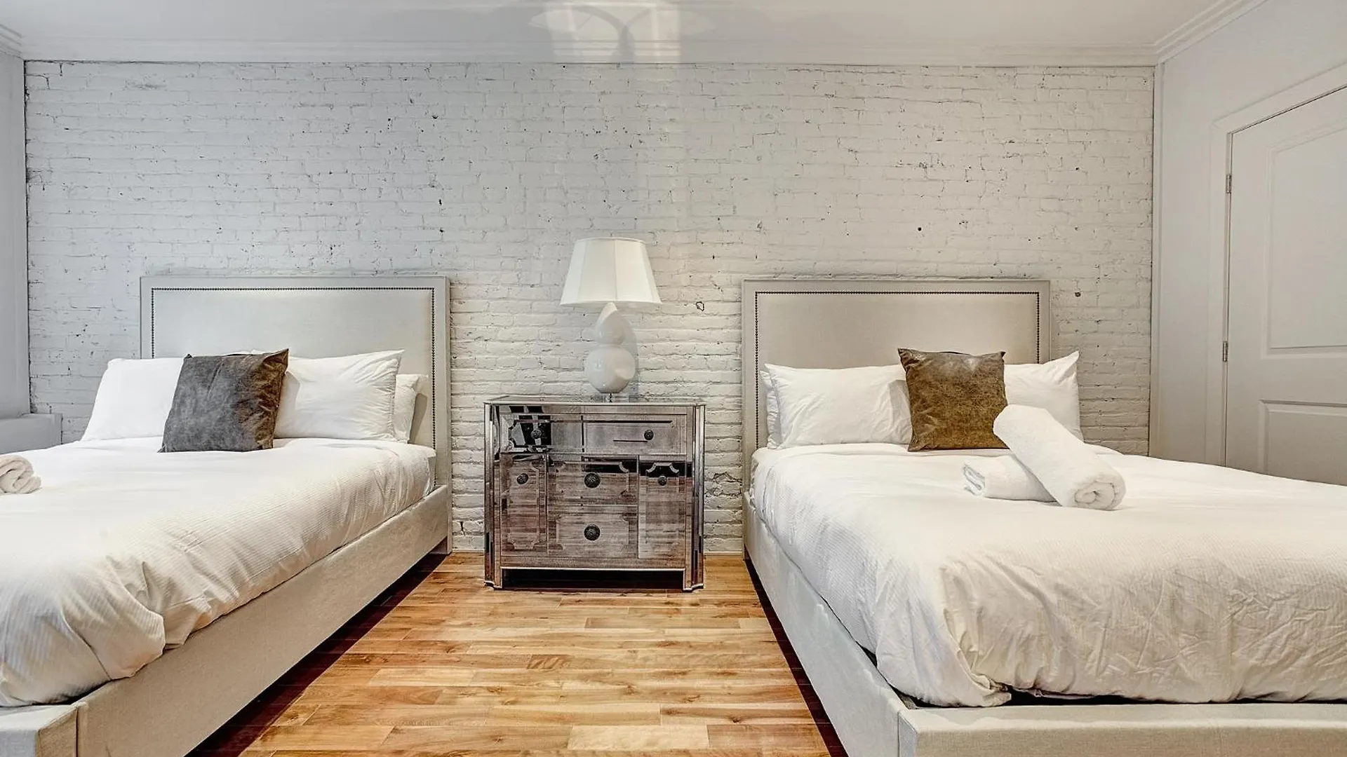 Appartement Saint Sulpice Lofts By Bakan - Old Montréal Canada